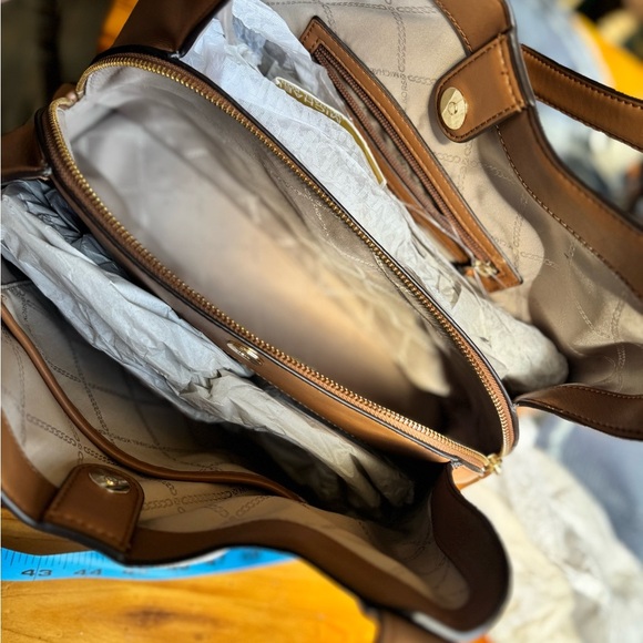 Michael Kors Rosemary Large Shoulder Tote – Vanilla/Acorn Logo Canvas - Picture 3 of 10